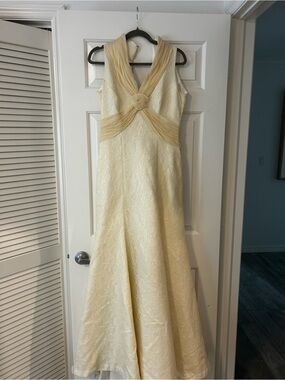 Raimon Bundo V-Neck Rosette Off White Wedding Gown